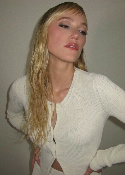 Maika Monroe photo