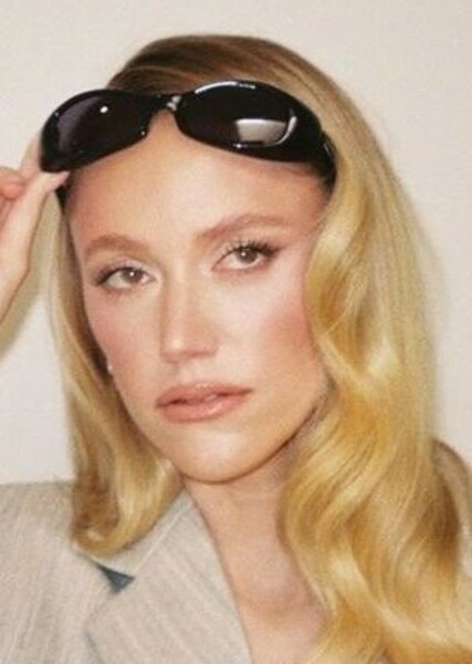 Maika Monroe photo