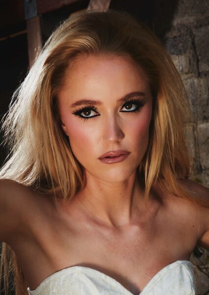 Maika Monroe photo
