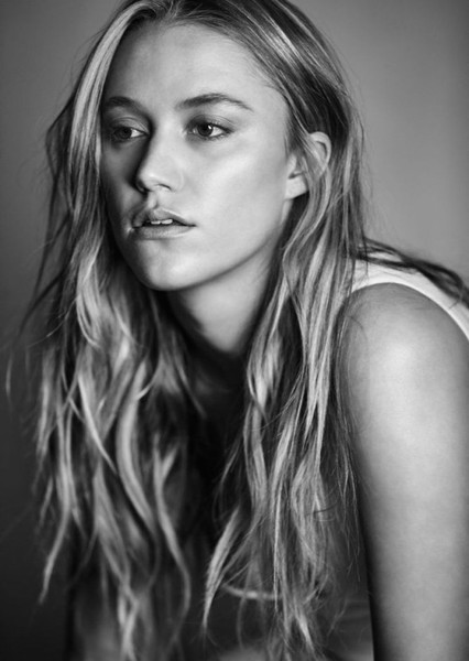Maika Monroe photo