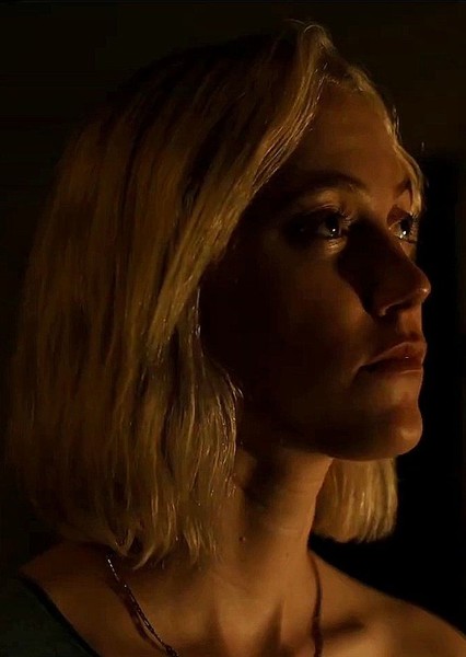 Maika Monroe photo