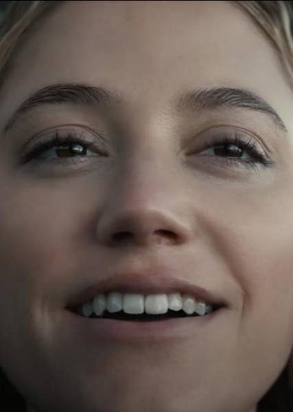 Maika Monroe photo