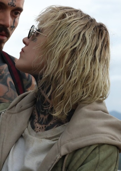 Maika Monroe photo