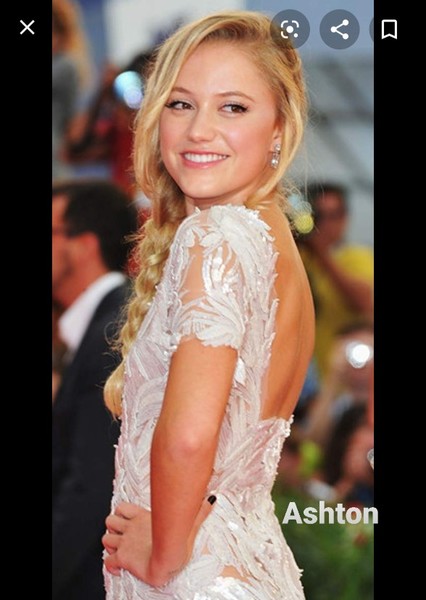 Maika Monroe photo