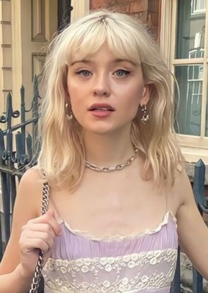 Maisie Peters photo
