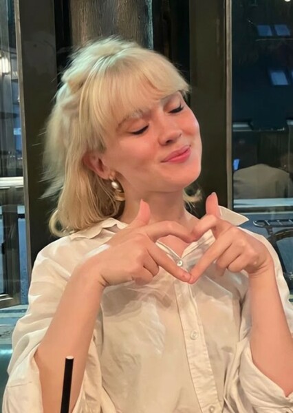 Maisie Peters photo