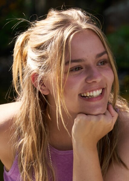 Maisy Stella