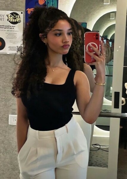 Malia Baker photo