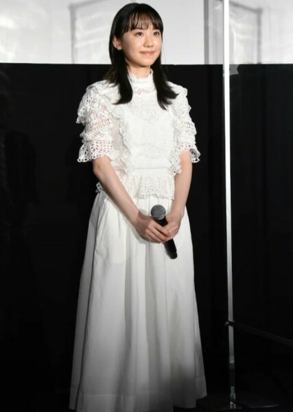 Mana Ashida photo