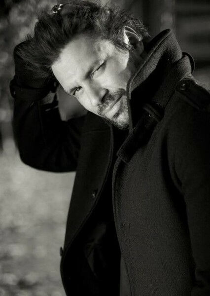 Manu Bennett photo