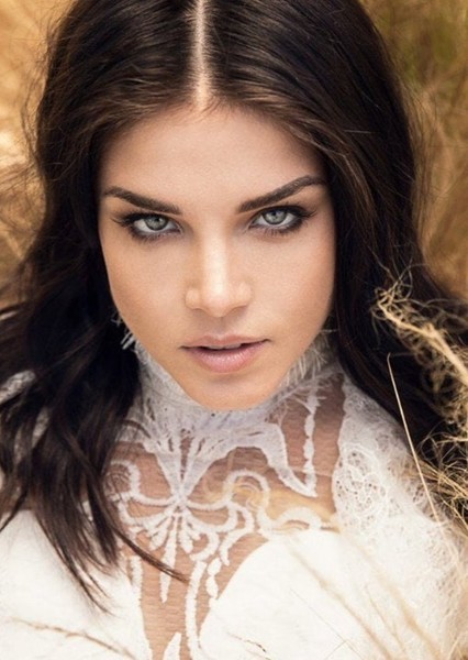 Marie Avgeropoulos photo