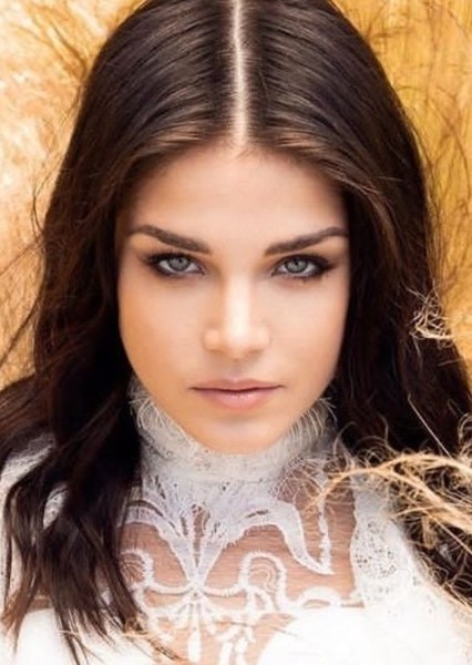 Marie Avgeropoulos photo