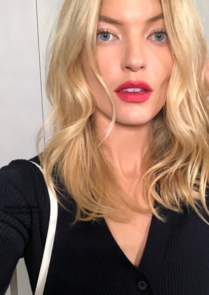 Martha Hunt photo