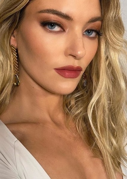 Martha Hunt photo