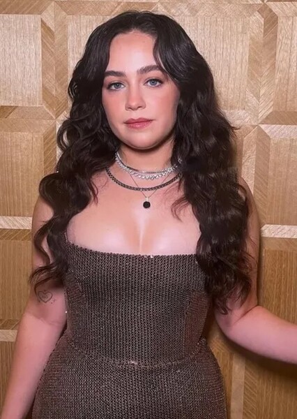 Mary Mouser photo