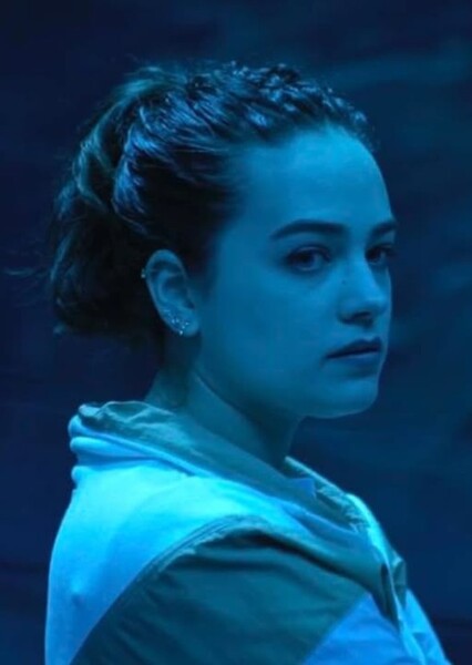 Mary Mouser photo