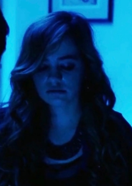 Mary Mouser photo