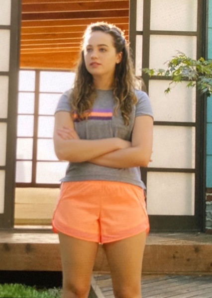 Mary Mouser photo