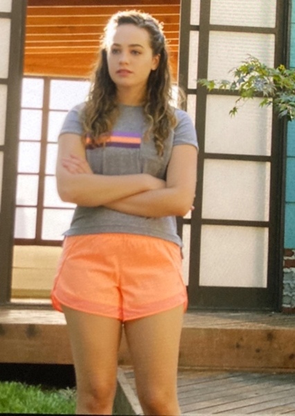 Mary Mouser photo