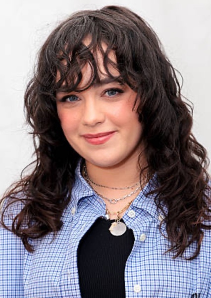 Mary Mouser photo