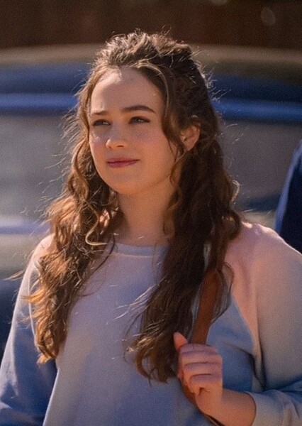 Mary Mouser photo