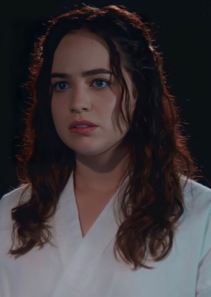 Mary Mouser photo