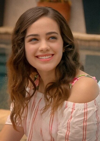 Mary Mouser photo