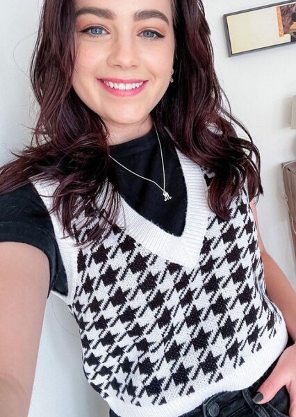 Mary Mouser photo