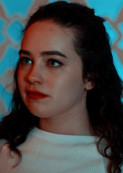 Mary Mouser photo