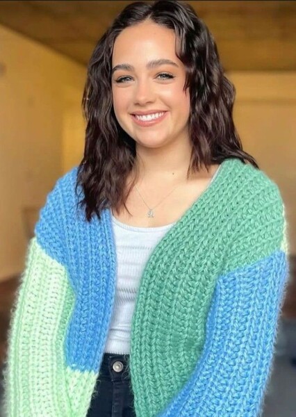 Mary Mouser photo