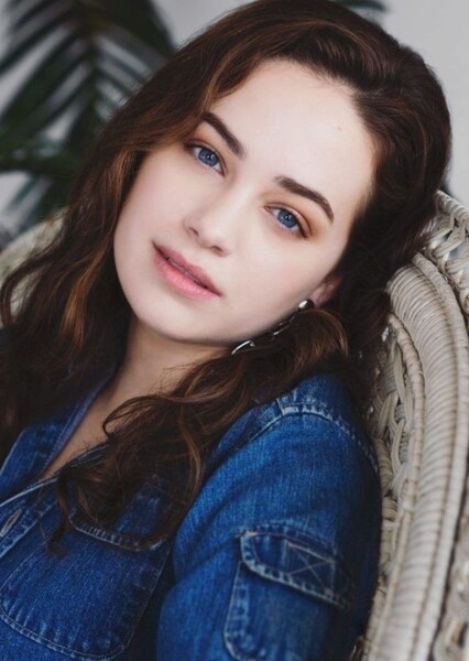 Mary Mouser photo