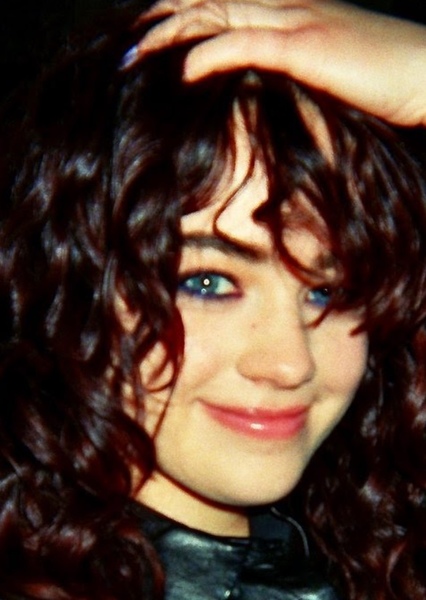 Mary Mouser photo