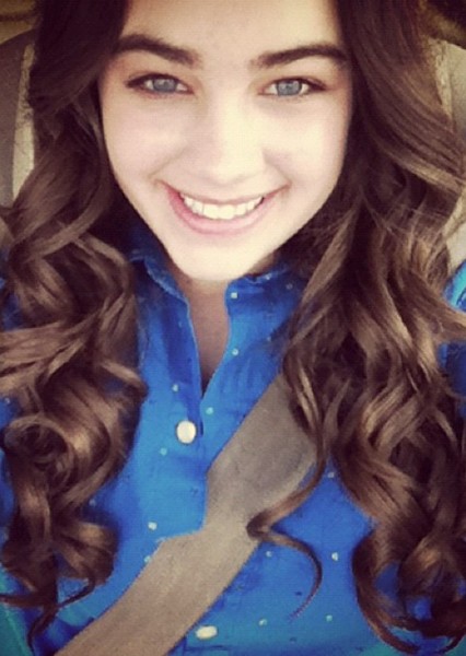 Mary Mouser photo