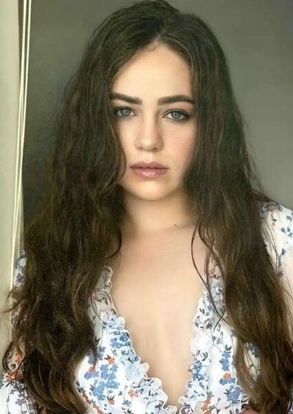 Mary Mouser photo