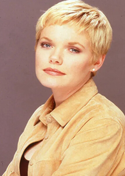 Maura West photo