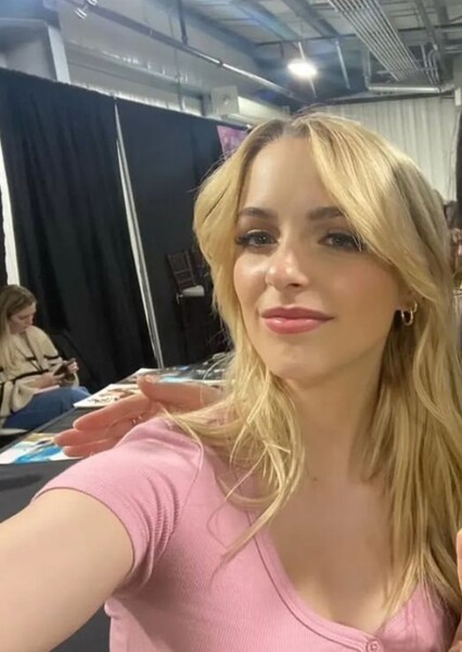 Mckenna Grace photo