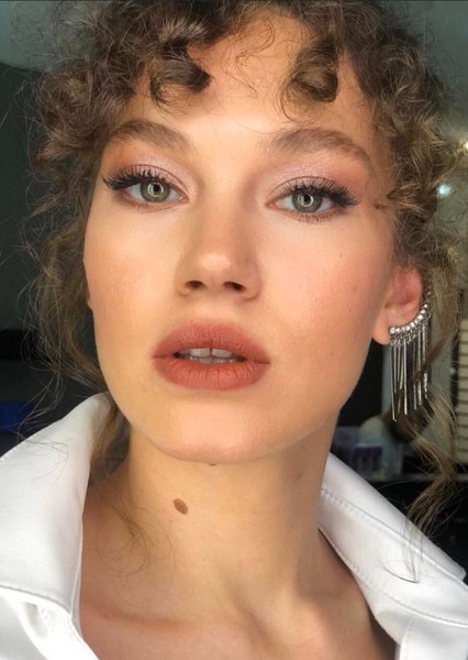 Melisa Şenolsun photo