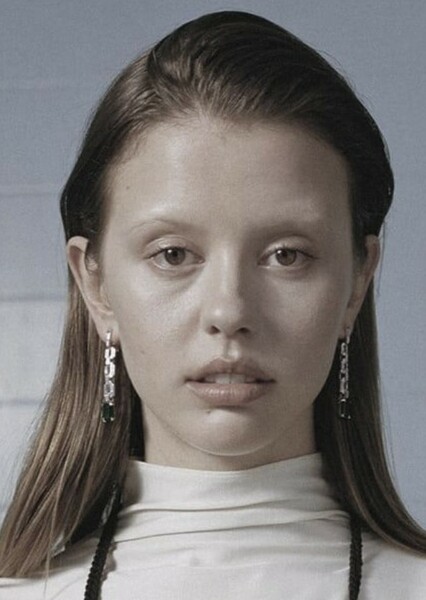 Mia Goth photo