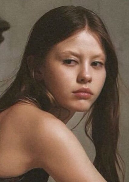 Mia Goth photo