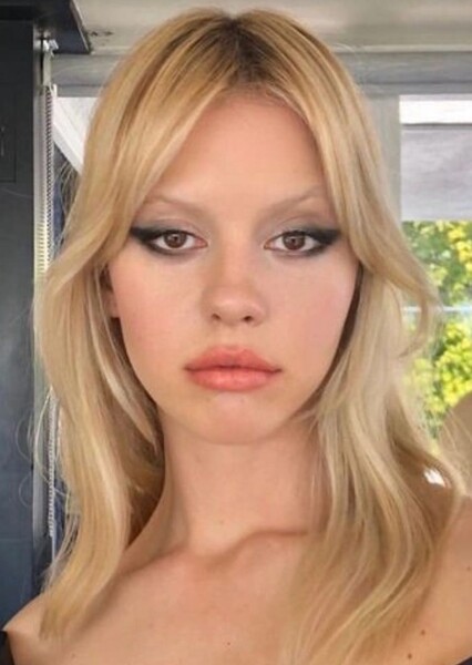 Mia Goth photo