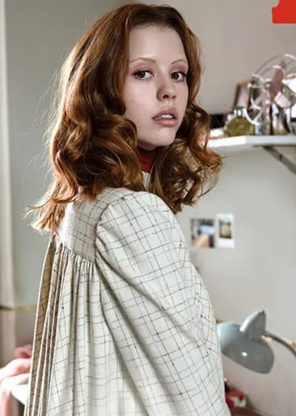 Mia Goth photo