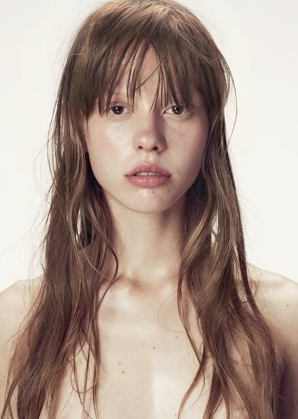 Mia Goth photo