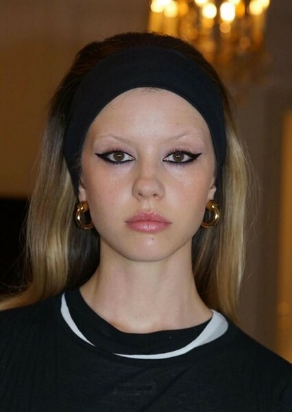 Mia Goth photo