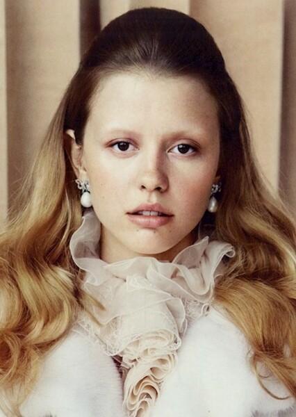 Mia Goth photo