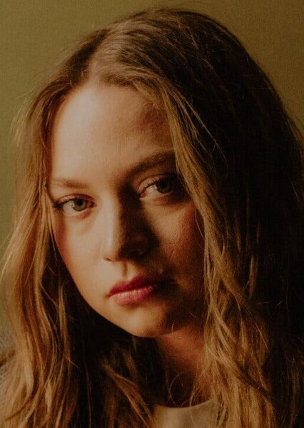Mia Threapleton photo