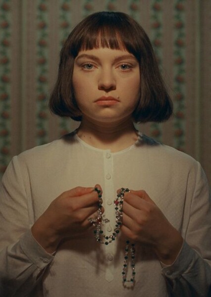 Mia Threapleton photo