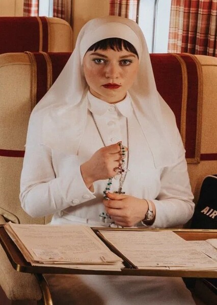 Mia Threapleton photo