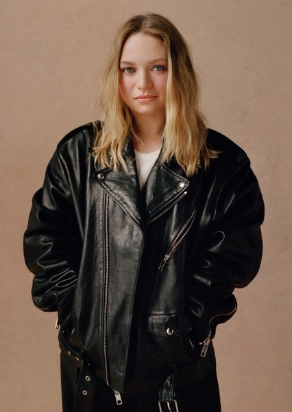 Mia Threapleton photo