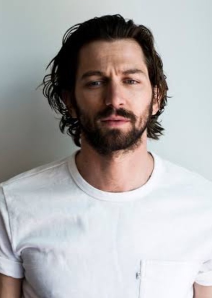 Michiel Huisman photo