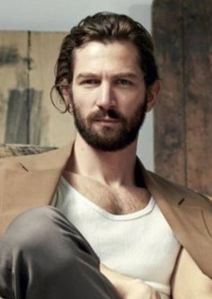 Michiel Huisman photo
